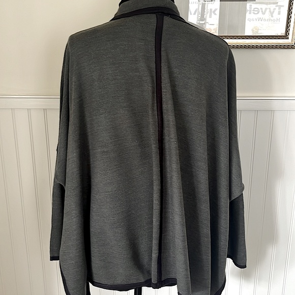 Neely Gray Wrap Sweater Navy Blue Trim Acrylic Oversize Sweep 3/4 Sleeves Sz Sm - Picture 4 of 6